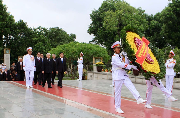 Đoàn đại biểu lãnh đạo Đảng, nhà nước đặt vòng hoa tại Đài Tưởng niệm các anh hùng liệt sĩ
Ảnh: TTXVN