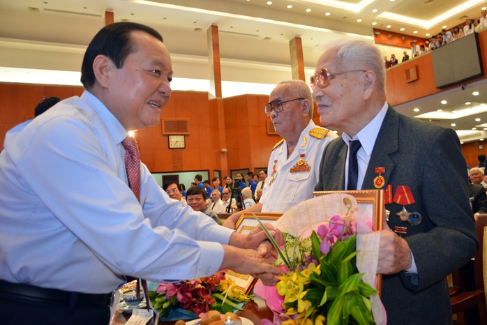 Ủy viên Bộ Chính trị, Bí thư Thành ủy TP HCM Lê Thanh Hải trao 
Huy hiệu 70 năm tuổi Đảng cho các đảng viên          Ảnh: PHAN ANH