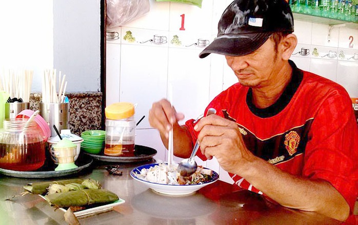 Bánh ướt Cây Me không chỉ thu hút người dân địa phương mà còn được rất nhiều du khách biết đến Bánh ướt Cây Me không chỉ thu hút người dân địa phương mà còn được rất nhiều du khách biết đến