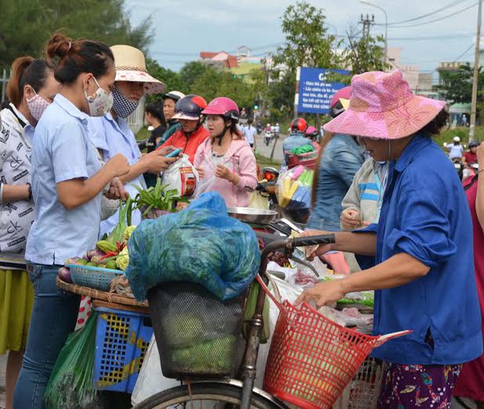Công nhân khu công nghiệp Hòa Khánh mua thức ăn trước công công ty sau  giờ tan ca