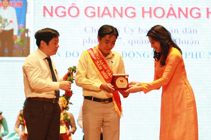 Bà Nguyễn Thị Thu, Chủ tịch LĐLĐ TP và ông Nguyễn Văn Đông, Trưởng Ban Tuyên giáo Tổng LĐLĐ Việt Nam, tặng hoa và biểu trưng cho các đảng viên tiêu biểu   Ảnh: HOÀNG TRIỀU