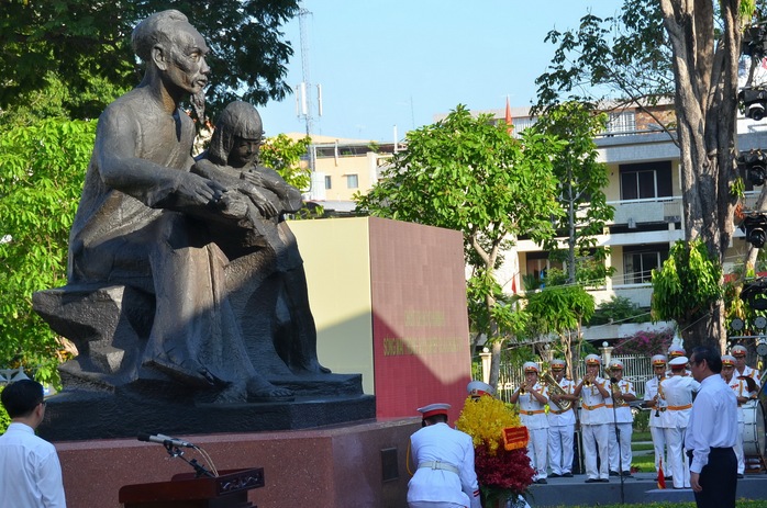 Ông Lê Hồng Anh, Ủy viên Bộ Chính trị, Thường trực Ban Bí thư Trung ương Đảng thực hiện nghi lễ dâng hoa (ẢNH: TẤN THẠNH)