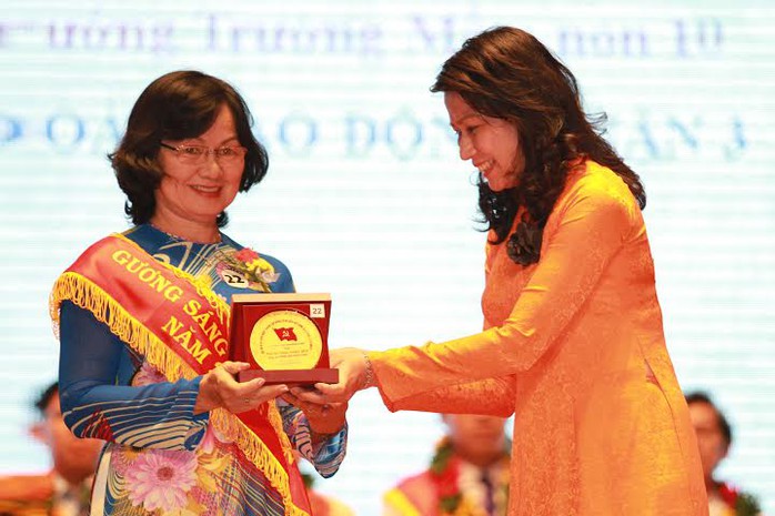 Bà Nguyễn Thị Thu, Chủ tịch LĐLĐ TP HCM, tặng biểu trưng cho các gương đảng viên tiêu biểu