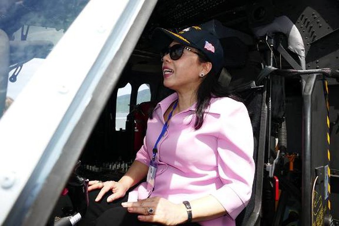 Bộ trưởng Nguyễn Thị Kim Tiến trên chiếc trực thăng SH60 trên tàu USNS Mercy