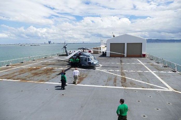 Sân trực thăng trên boong tàu USNS Mercy với 2 nhà chứa 2 trực thăng MH60S