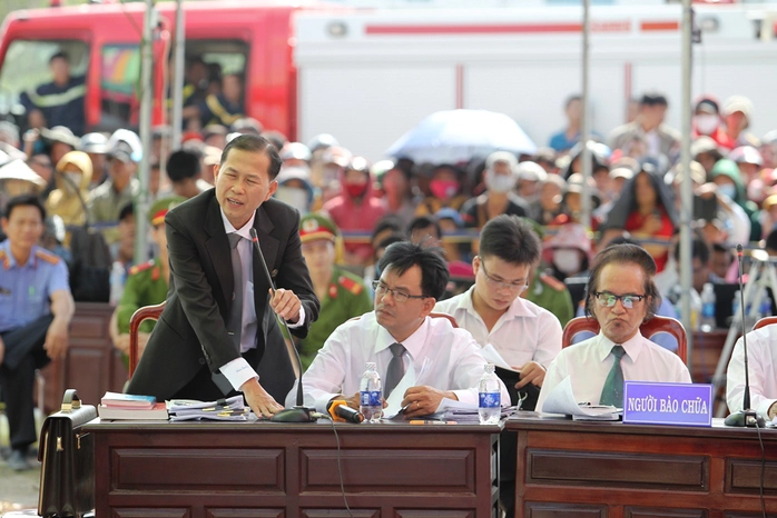 Luật sư Lê Văn Nam đang bào chữa cho bị cáo Vũ Văn Tiến