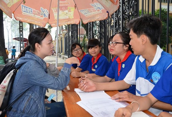 Sinh viên tình nguyện tư vấn cho thí sinh ở cụm thi ĐH Sài Gòn, TP HCM
