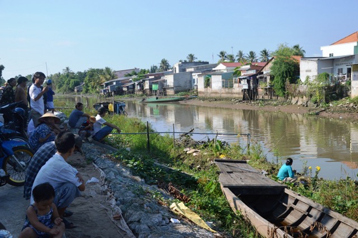 Người dân chờ lực lượng cứu hộ vớt thi thể của 3 cháu bé