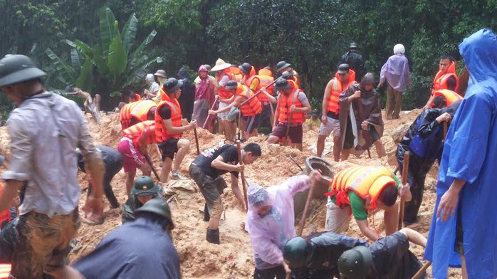 Lực lượng chức năng cùng nhân dân khẩn trương đào bới đất đá tìm kiếm người thân anh Cao Văn Vỹ sau vụ lở đất chôn vùi căn nhà