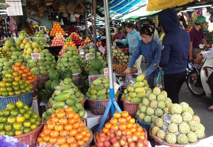Giá nhiều loại trái cây vẫn ở mức cao do khan hàng