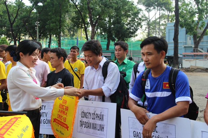 Bà Nguyễn Trần Phượng Trân, Phó Chủ tịch LĐLĐ TP HCM, trao cờ lưu niệm cho các  đội bóng