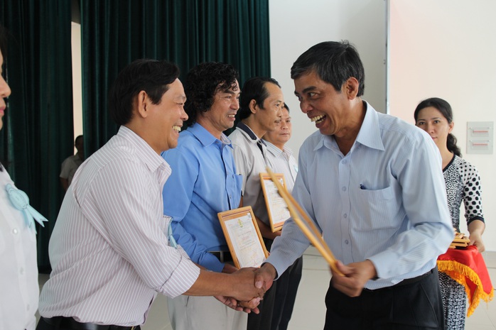 Ông Nguyễn Văn Khải, Phó Chủ tịch Thường trực LĐLĐ TP HCM, tặng giấy khen cho các cá nhân điển hình