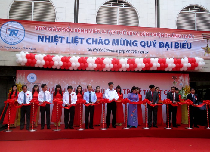 Leg: Thủ tưởng Nguyễn Tấn Dũng cùng các lãnh đạo Bộ Y tế, lãnh đạo TP HCM và BV Thống Nhất cắt băng khánh thành khu nhà mới.