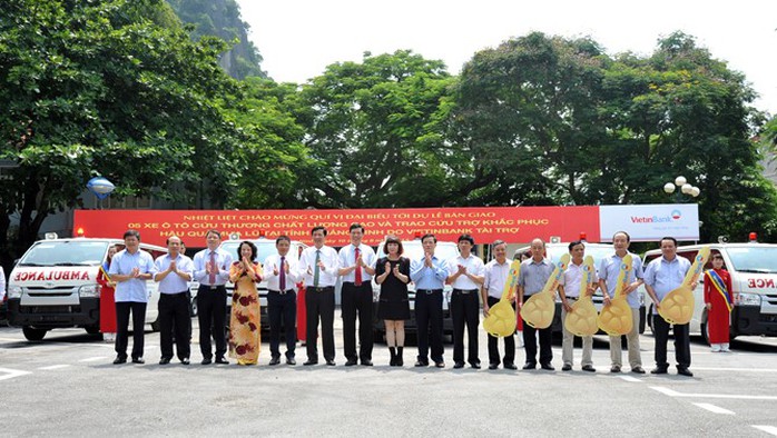 Đại diện Ban Lãnh đạo VietinBank trao chìa khóa tượng trưng 5 xe ô tô cứu thương cho tỉnh Quảng Ninh