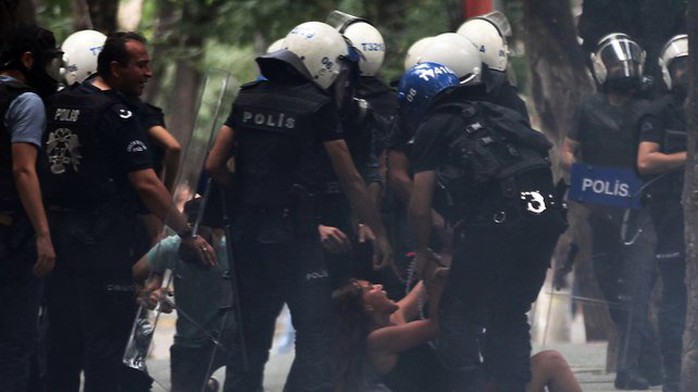 Cảnh sát trấn áp người biểu tình lên án vụ đánh bom Suruc ở Ankara tối 25-7. Ảnh: RTE