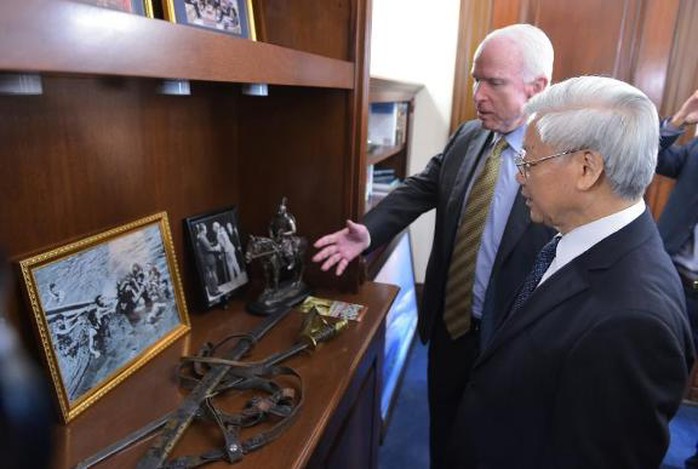 Thượng Nghị sĩ Mỹ John McCain đưa Tổng Bí thư Nguyễn Phú Trọng thăm văn phòng của mình tại trụ sở Quốc hội Mỹ