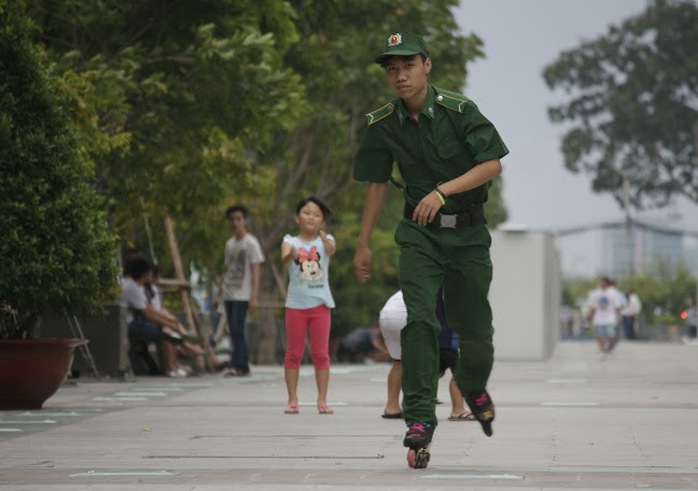 Giày trượt patin cũng giúp các chiến sĩ TNXP tuần tra linh hoạt và kiểm soát tình hình an ninh khu vực hiệu quả hơn.