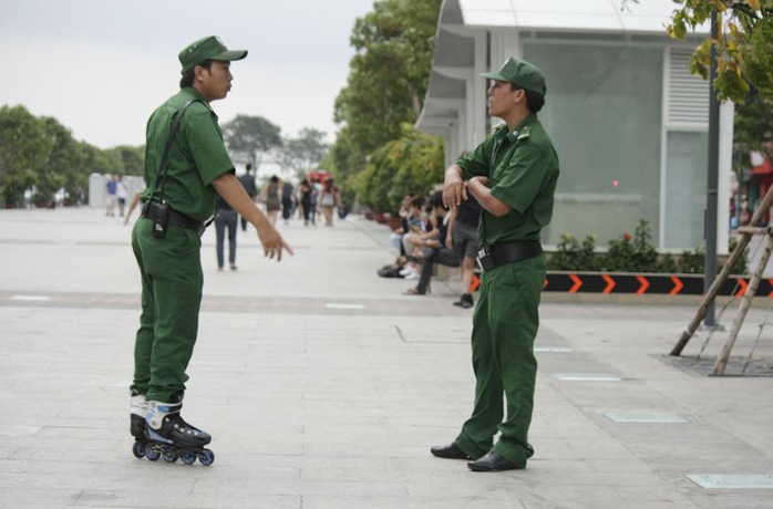 Một chiến sĩ TNXP nhanh chóng tới thay ca làm nhiệm vụ cho đồng đội.