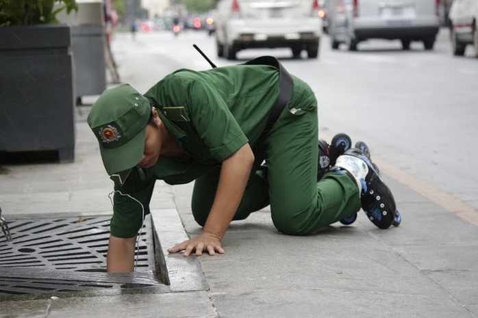 Một chiến sĩ TNXP đang sửa lại hệ thống tưới cây tự động một cách nhanh chóng nhờ giày trượt patin