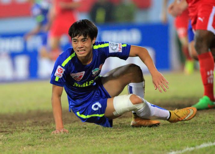 Văn Toàn bất lực trước hàng phòng thủ chơi quyết liệt của Hải Phòng ở vòng 4 V-League