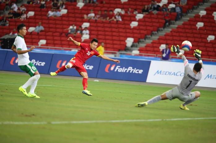 U23 Indonesia (áo trắng) trong trận thua U23 Việt Nam 0-5