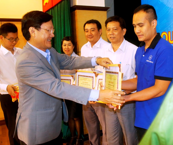 Ông Trần Quốc Toản, Tổng giám đốc Samco, khen thưởng các đơn vị thực hiện tốt  công tác AT-VSLĐ-PCCN