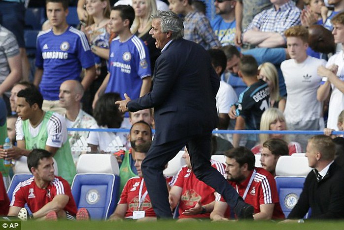 Không phản ứng trọng tài nhưng HLV Mourinho lại nổi đóa với đội ngũ y tế của Chelsea