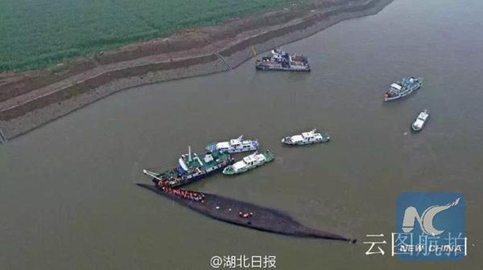 Con tàu lật úp giữa sông. Ảnh: News China