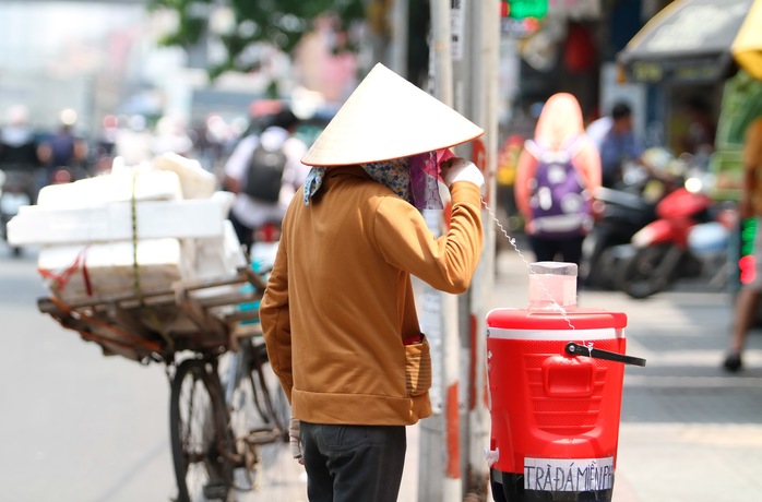 Các thùng trà đá miễn phí do những “người tử tế” chuẩn bị sẵn bên lề đường cũng góp phần giúp người đi đường hạ nhiệt ngay tại chỗ