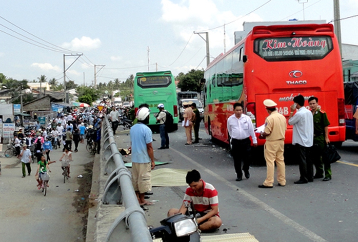 Hai tài xế xe khách đua nhau gây tai nạn thảm khốc tại cầu Ba Si, tỉnh Trà Vinh làm 5 người chết. Ảnh: Phạm Công 