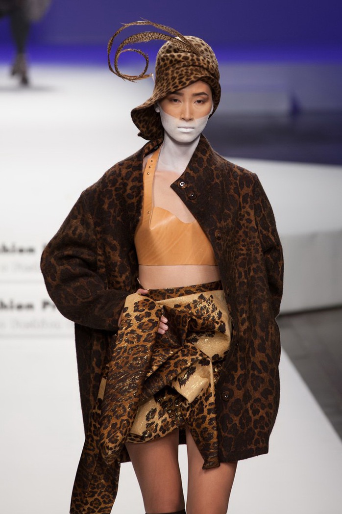 Trang Khiếu trong một buổi diễn thuộc Milan fashion week