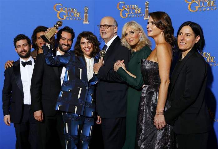 Đoàn làm phim Transparent nhận giải Phim truyền hình hài/nhạc kịch xuất sắc nhất. Ảnh: Reuters