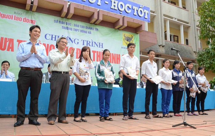 Đại diện Công ty CP phân bón Bình Điền trao học bổng cho học sinh nghèo vượt khó