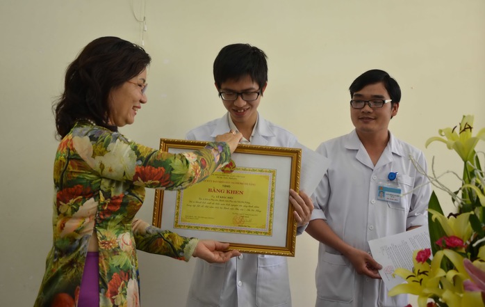 Lãnh đạo Sở Y tế trao bằng khen của Chủ tịch UBND TP Đà Nẵng cho bác sĩ Hiệu và bác sĩ Tuyên