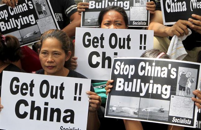 Người dân Philippines tuần hành phản đối Trung Quốc bắt nạt ở biển Đông. Ảnh: Reuters