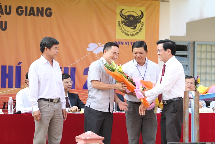 Ông Nguyễn Văn Tín đại diện Báo Người Lao Động tặng hoa cho khách mời và đơn vị tài trợ