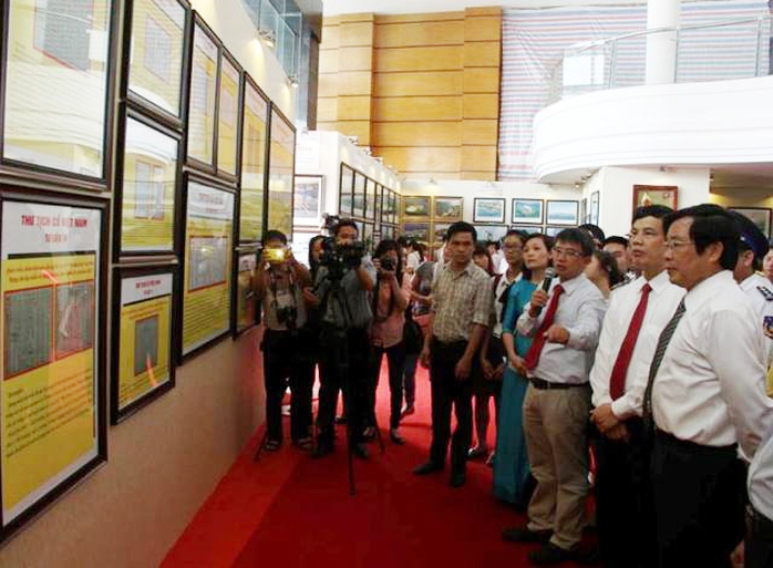 Bộ trưởng Bộ Thông tin-Truyền thông Nguyễn Bắc Son (bìa phải) cùng lãnh đạo tỉnh Thanh Hóa tại triển lãm