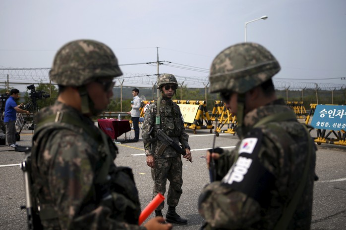 Binh lính Hàn Quốc tại chốt chặn dẫn vào ngôi làng Bàn Môn Điếm hôm 24-8 Ảnh: REUTERS