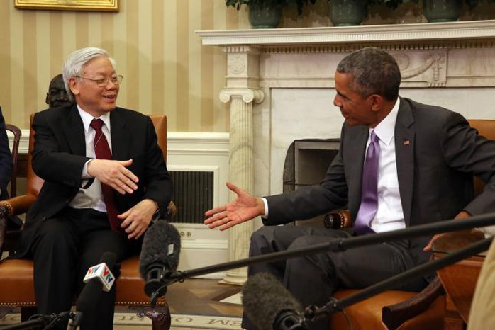 Tổng Bí thư Nguyễn Phú Trọng và Tổng thống Barack Obama bắt tay nhau trước khi bước vào hội đàm chính thức