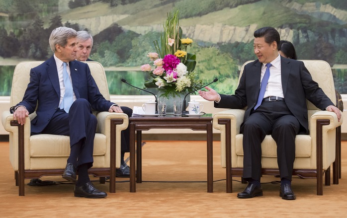 Chủ tịch Trung Quốc Tập Cận Bình (phải) tiếp Ngoại trưởng Mỹ John Kerry hôm 17-5. Ảnh: REUTERS