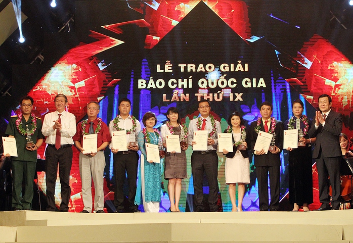 Chủ tịch nước Trương Tấn Sang trao giải thưởng cho các tác giả đoạt giải báo chí quốc gia lần thứ 9 Ảnh: TTXVN
