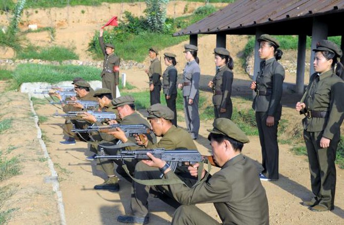 Thanh niên Triều Tiên vừa đăng ký nhập ngũ tập luyện tại Bình Nhưỡng hôm 23-8. Ảnh: Reuters