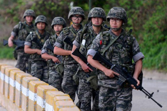 Binh lính Hàn Quốc tuần tra trên đảo tiền tiêu Yeonpyeong hôm 23-8. Ảnh: Reuters