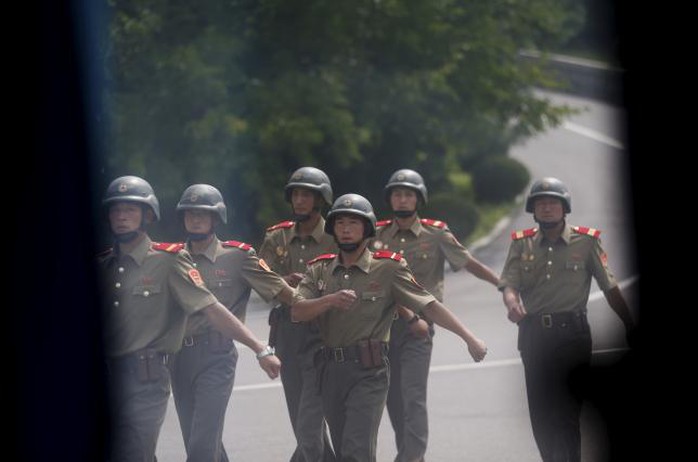 Binh lính Triều Tiên tuần tra tại Bàn Môn Điếm hôm 15-8. Ảnh: Reuters