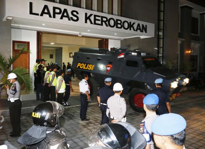 2 tử tù Úc rời nhà tù Kerobokan ở Bali từ rạng sáng 4-3. Ảnh: Reuters