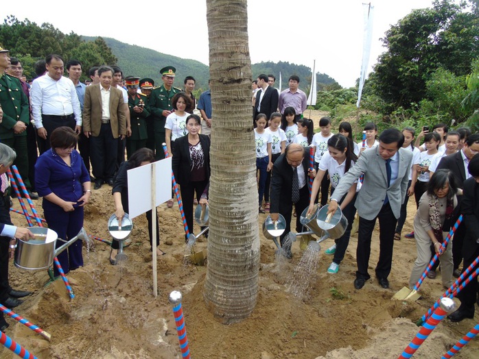 Các đoàn viên, thanh niên tham gia trồng cây tại Khu mộ Đại tướng.