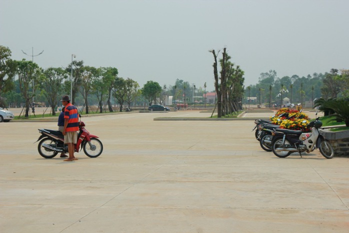 Các điểm giữ xe tự phát phía trước cổng tượng đài không còn tình trạng nâng giá như trước