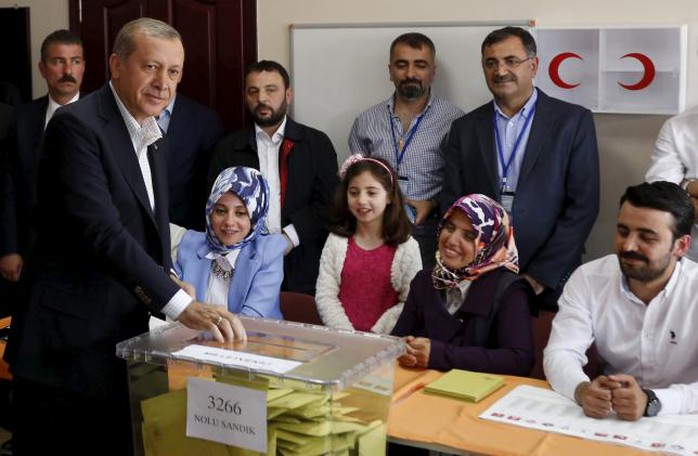 Tổng thống Thổ Nhĩ Kỳ Tayyip Erdogan bỏ phiếu trong cuộc bầu cử quốc hội hôm 7-6. Ảnh: Reuters