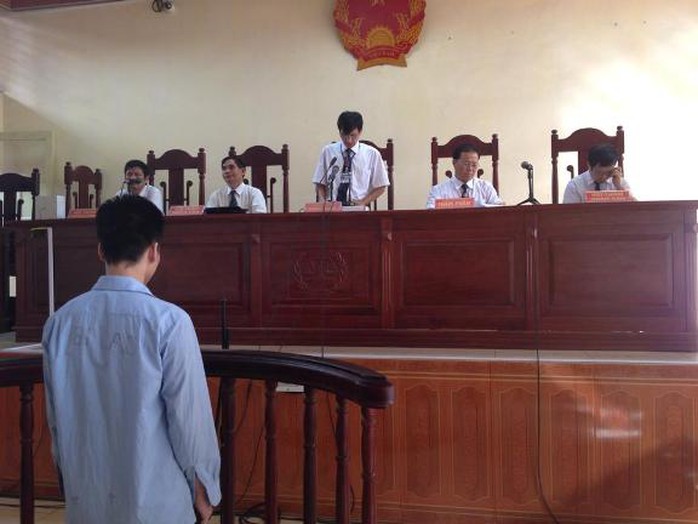Lý Nguyễn Chung đang nghe tòa tuyên án