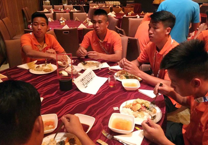 Các cầu thủ U23 Việt Nam ăn tối tại khách sạn Days